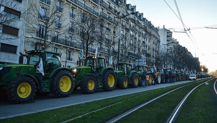 Fransa’da sendikalı çiftçiler traktörleriyle Paris’i kuşattı